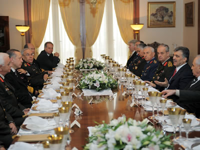 Cumhurbaşkanı Gül'den YAŞ Üyelerine Yemek